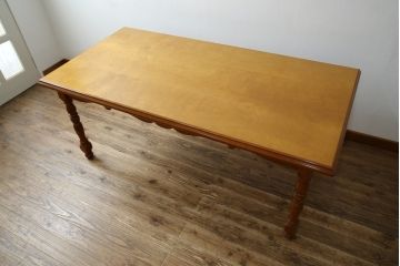 中古　横浜クラシック家具　ダニエル(daniel)　アーリーアメリカンシリーズ　Michel(ミッシェル)　A-307　ヨーロピアンな装飾が上品なダイニングテーブル(ミッシェルテーブル、4人掛け、6人掛け、食卓)(R-079035)