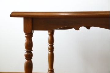 中古　横浜クラシック家具　ダニエル(daniel)　アーリーアメリカンシリーズ　Michel(ミッシェル)　A-307　ヨーロピアンな装飾が上品なダイニングテーブル(ミッシェルテーブル、4人掛け、6人掛け、食卓)(R-079035)