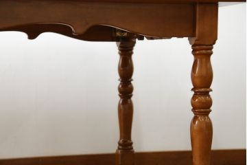 中古　横浜クラシック家具　ダニエル(daniel)　アーリーアメリカンシリーズ　Michel(ミッシェル)　A-307　ヨーロピアンな装飾が上品なダイニングテーブル(ミッシェルテーブル、4人掛け、6人掛け、食卓)(R-079035)
