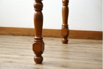 中古　横浜クラシック家具　ダニエル(daniel)　アーリーアメリカンシリーズ　Michel(ミッシェル)　A-307　ヨーロピアンな装飾が上品なダイニングテーブル(ミッシェルテーブル、4人掛け、6人掛け、食卓)(R-079035)