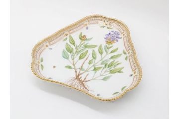 デンマーク　ROYAL COPENHAGEN(ロイヤルコペンハーゲン)　フローラダニカ　20/3508　瑞々しい花と金彩が美しいトライアングルディッシュ(三角プレート、フラワー、皿、洋食器、北欧)(R-079040)　