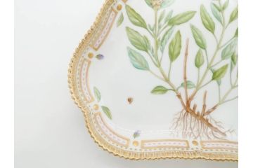 デンマーク　ROYAL COPENHAGEN(ロイヤルコペンハーゲン)　フローラダニカ　20/3508　瑞々しい花と金彩が美しいトライアングルディッシュ(三角プレート、フラワー、皿、洋食器、北欧)(R-079040)　