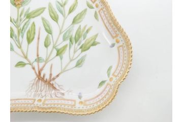 デンマーク　ROYAL COPENHAGEN(ロイヤルコペンハーゲン)　フローラダニカ　20/3508　瑞々しい花と金彩が美しいトライアングルディッシュ(三角プレート、フラワー、皿、洋食器、北欧)(R-079040)　