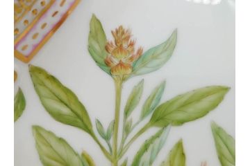 デンマーク　ROYAL COPENHAGEN(ロイヤルコペンハーゲン)　フローラダニカ　20/3508　瑞々しい花と金彩が美しいトライアングルディッシュ(三角プレート、フラワー、皿、洋食器、北欧)(R-079040)　