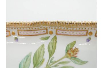 デンマーク　ROYAL COPENHAGEN(ロイヤルコペンハーゲン)　フローラダニカ　20/3508　瑞々しい花と金彩が美しいトライアングルディッシュ(三角プレート、フラワー、皿、洋食器、北欧)(R-079040)　