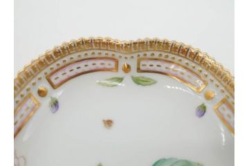 デンマーク　ROYAL COPENHAGEN(ロイヤルコペンハーゲン)　フローラダニカ　20/3508　瑞々しい花と金彩が美しいトライアングルディッシュ(三角プレート、フラワー、皿、洋食器、北欧)(R-079040)　