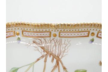 デンマーク　ROYAL COPENHAGEN(ロイヤルコペンハーゲン)　フローラダニカ　20/3508　瑞々しい花と金彩が美しいトライアングルディッシュ(三角プレート、フラワー、皿、洋食器、北欧)(R-079040)　