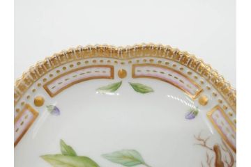 デンマーク　ROYAL COPENHAGEN(ロイヤルコペンハーゲン)　フローラダニカ　20/3508　瑞々しい花と金彩が美しいトライアングルディッシュ(三角プレート、フラワー、皿、洋食器、北欧)(R-079040)　