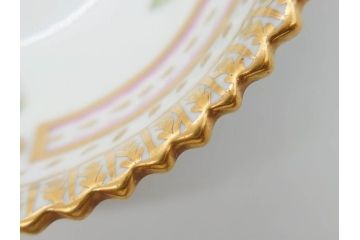 デンマーク　ROYAL COPENHAGEN(ロイヤルコペンハーゲン)　フローラダニカ　20/3508　瑞々しい花と金彩が美しいトライアングルディッシュ(三角プレート、フラワー、皿、洋食器、北欧)(R-079040)　