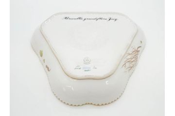 デンマーク　ROYAL COPENHAGEN(ロイヤルコペンハーゲン)　フローラダニカ　20/3508　瑞々しい花と金彩が美しいトライアングルディッシュ(三角プレート、フラワー、皿、洋食器、北欧)(R-079040)　