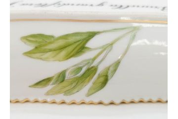 デンマーク　ROYAL COPENHAGEN(ロイヤルコペンハーゲン)　フローラダニカ　20/3508　瑞々しい花と金彩が美しいトライアングルディッシュ(三角プレート、フラワー、皿、洋食器、北欧)(R-079040)　