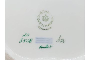 デンマーク　ROYAL COPENHAGEN(ロイヤルコペンハーゲン)　フローラダニカ　20/3508　瑞々しい花と金彩が美しいトライアングルディッシュ(三角プレート、フラワー、皿、洋食器、北欧)(R-079040)　