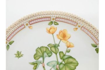 デンマーク　ROYAL COPENHAGEN(ロイヤルコペンハーゲン)　フローラダニカ　20/3566　細部まで繊細に描かれた花が上品なプレート(金彩、フラワー、ディッシュ、大皿、洋食器、北欧)(R-079041)　