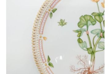 デンマーク　ROYAL COPENHAGEN(ロイヤルコペンハーゲン)　フローラダニカ　20/3566　細部まで繊細に描かれた花が上品なプレート(金彩、フラワー、ディッシュ、大皿、洋食器、北欧)(R-079041)　