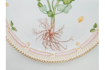 デンマーク　ROYAL COPENHAGEN(ロイヤルコペンハーゲン)　フローラダニカ　20/3566　細部まで繊細に描かれた花が上品なプレート(金彩、フラワー、ディッシュ、大皿、洋食器、北欧)(R-079041)　