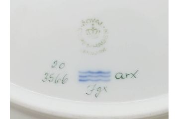 デンマーク　ROYAL COPENHAGEN(ロイヤルコペンハーゲン)　フローラダニカ　20/3566　細部まで繊細に描かれた花が上品なプレート(金彩、フラワー、ディッシュ、大皿、洋食器、北欧)(R-079041)　
