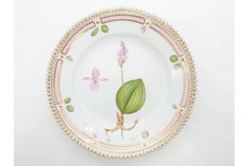 デンマーク　ROYAL COPENHAGEN(ロイヤルコペンハーゲン)　フローラダニカ　617　匠の美技に魅了されるプレート(花、フラワー、金彩、ケーキプレート、中皿、ディッシュ、洋食器、北欧)(R-079042)　
