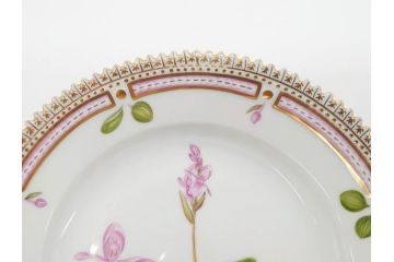 デンマーク　ROYAL COPENHAGEN(ロイヤルコペンハーゲン)　フローラダニカ　617　匠の美技に魅了されるプレート(花、フラワー、金彩、ケーキプレート、中皿、ディッシュ、洋食器、北欧)(R-079042)　