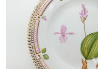デンマーク　ROYAL COPENHAGEN(ロイヤルコペンハーゲン)　フローラダニカ　617　匠の美技に魅了されるプレート(花、フラワー、金彩、ケーキプレート、中皿、ディッシュ、洋食器、北欧)(R-079042)　