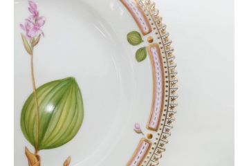 デンマーク　ROYAL COPENHAGEN(ロイヤルコペンハーゲン)　フローラダニカ　617　匠の美技に魅了されるプレート(花、フラワー、金彩、ケーキプレート、中皿、ディッシュ、洋食器、北欧)(R-079042)　