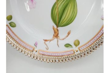 デンマーク　ROYAL COPENHAGEN(ロイヤルコペンハーゲン)　フローラダニカ　617　匠の美技に魅了されるプレート(花、フラワー、金彩、ケーキプレート、中皿、ディッシュ、洋食器、北欧)(R-079042)　