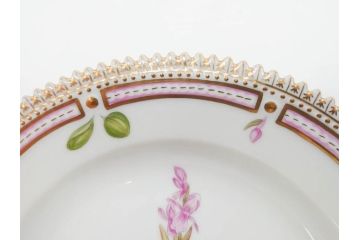 デンマーク　ROYAL COPENHAGEN(ロイヤルコペンハーゲン)　フローラダニカ　617　匠の美技に魅了されるプレート(花、フラワー、金彩、ケーキプレート、中皿、ディッシュ、洋食器、北欧)(R-079042)　