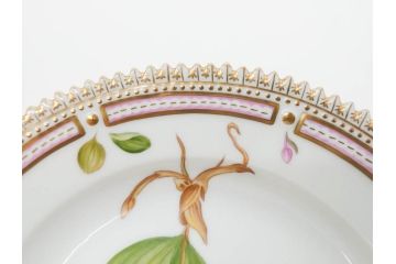 デンマーク　ROYAL COPENHAGEN(ロイヤルコペンハーゲン)　フローラダニカ　617　匠の美技に魅了されるプレート(花、フラワー、金彩、ケーキプレート、中皿、ディッシュ、洋食器、北欧)(R-079042)　