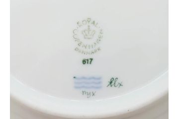 デンマーク　ROYAL COPENHAGEN(ロイヤルコペンハーゲン)　フローラダニカ　617　匠の美技に魅了されるプレート(花、フラワー、金彩、ケーキプレート、中皿、ディッシュ、洋食器、北欧)(R-079042)　