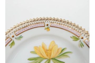 デンマーク　ROYAL COPENHAGEN(ロイヤルコペンハーゲン)　フローラダニカ　615　黄色い花が印象的で優雅なプレート(金彩、フラワー、ディッシュ、小皿、銘々皿、洋食器、北欧)(R-079043)