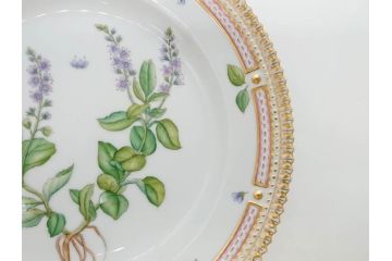 デンマーク　ROYAL COPENHAGEN(ロイヤルコペンハーゲン)　フローラダニカ　621　丹念に描かれた花のデザインが見事なプレート(フラワー、金彩、中皿、ディッシュ、ケーキプレート、洋食器、北欧)(R-079044)　