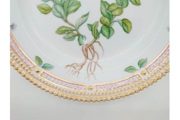 デンマーク　ROYAL COPENHAGEN(ロイヤルコペンハーゲン)　フローラダニカ　621　丹念に描かれた花のデザインが見事なプレート(フラワー、金彩、中皿、ディッシュ、ケーキプレート、洋食器、北欧)(R-079044)　