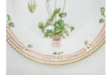 デンマーク　ROYAL COPENHAGEN(ロイヤルコペンハーゲン)　フローラダニカ　621　煌びやかな金彩と生き生きと描かれた花に見惚れるプレート(フラワー、ディッシュ、中皿、ケーキプレート、洋食器、北欧)(R-079046)