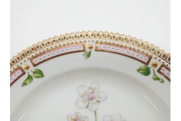 デンマーク　ROYAL COPENHAGEN(ロイヤルコペンハーゲン)　フローラダニカ　621　煌びやかな金彩と生き生きと描かれた花に見惚れるプレート(フラワー、ディッシュ、中皿、ケーキプレート、洋食器、北欧)(R-079046)