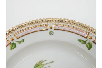 デンマーク　ROYAL COPENHAGEN(ロイヤルコペンハーゲン)　フローラダニカ　621　煌びやかな金彩と生き生きと描かれた花に見惚れるプレート(フラワー、ディッシュ、中皿、ケーキプレート、洋食器、北欧)(R-079046)