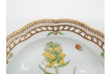 デンマーク　ROYAL COPENHAGEN(ロイヤルコペンハーゲン)　フローラダニカ　380　透かしの縁と金彩が美しいプレート(レース、フリル、金彩、花、フラワー、ディッシュ、大皿、透かし皿、洋食器、北欧)(R-079047)