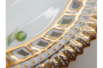 デンマーク　ROYAL COPENHAGEN(ロイヤルコペンハーゲン)　フローラダニカ　380　透かしの縁と金彩が美しいプレート(レース、フリル、金彩、花、フラワー、ディッシュ、大皿、透かし皿、洋食器、北欧)(R-079047)
