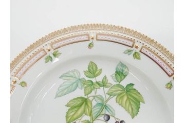 デンマーク　ROYAL COPENHAGEN(ロイヤルコペンハーゲン)　フローラダニカ　624　細部まで丁寧に色付された可愛らしいプレート(金彩、フラワー、ディッシュ、大皿、洋食器、北欧)(R-079049)