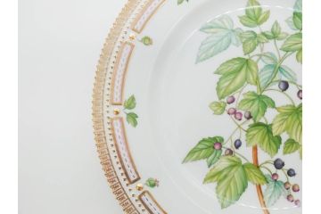 デンマーク　ROYAL COPENHAGEN(ロイヤルコペンハーゲン)　フローラダニカ　624　細部まで丁寧に色付された可愛らしいプレート(金彩、フラワー、ディッシュ、大皿、洋食器、北欧)(R-079049)