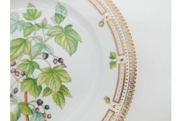デンマーク　ROYAL COPENHAGEN(ロイヤルコペンハーゲン)　フローラダニカ　624　細部まで丁寧に色付された可愛らしいプレート(金彩、フラワー、ディッシュ、大皿、洋食器、北欧)(R-079049)