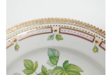 デンマーク　ROYAL COPENHAGEN(ロイヤルコペンハーゲン)　フローラダニカ　624　細部まで丁寧に色付された可愛らしいプレート(金彩、フラワー、ディッシュ、大皿、洋食器、北欧)(R-079049)