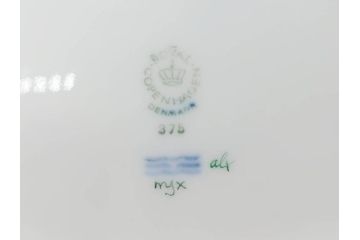 デンマーク　ROYAL COPENHAGEN(ロイヤルコペンハーゲン)　フローラダニカ　375　煌びやかさと淑やかさを兼ね備えた見事なオーバルプレート(金彩、フラワー、ディッシュ、大皿、洋食器、北欧)(R-079051)