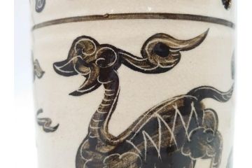 時代物　松景銘　麒麟に雲図　空駆ける麒麟が印象的な火鉢(陶器、丸火鉢、手あぶり、吉祥文様、霊獣)(R-079052)