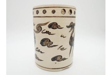 時代物　松景銘　麒麟に雲図　土の温もりを感じる火鉢(陶器、丸火鉢、手あぶり、吉祥文様、霊獣)(R-079053)
