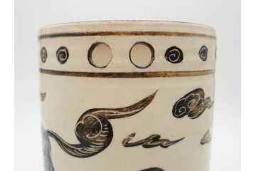 時代物　松景銘　麒麟に雲図　土の温もりを感じる火鉢(陶器、丸火鉢、手あぶり、吉祥文様、霊獣)(R-079053)