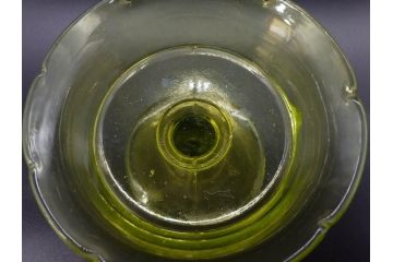 戦前　昭和初期　プレスガラス　ウランガラス　ノスタルジックなデザインが魅力的なフリル皿&氷コップ2客(かき氷カップ、ガラス食器、デザートカップ、硝子、和ガラス、レース)(R-079055)