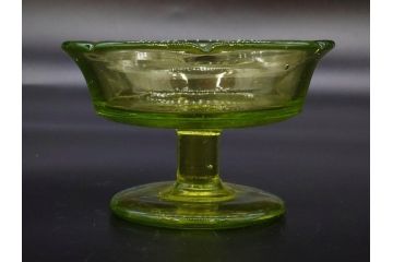 戦前　昭和初期　プレスガラス　ウランガラス　ノスタルジックなデザインが魅力的なフリル皿&氷コップ2客(かき氷カップ、ガラス食器、デザートカップ、硝子、和ガラス、レース)(R-079055)