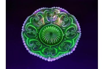 戦前　昭和初期　プレスガラス　ウランガラス　ノスタルジックなデザインが魅力的なフリル皿&氷コップ2客(かき氷カップ、ガラス食器、デザートカップ、硝子、和ガラス、レース)(R-079055)
