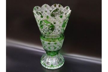 ドイツ　マイセン　Meissen　クリスタル　美しいグリーンの色被せガラスと繊細なカッティングに見惚れる花瓶(バラ、薔薇、ローズ、花生、花入、花器、フラワーベース、カットガラス)(R-079056)