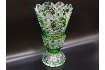 ドイツ　マイセン　Meissen　クリスタル　美しいグリーンの色被せガラスと繊細なカッティングに見惚れる花瓶(バラ、薔薇、ローズ、花生、花入、花器、フラワーベース、カットガラス)(R-079056)