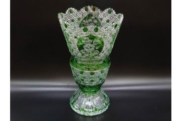 ドイツ　マイセン　Meissen　クリスタル　美しいグリーンの色被せガラスと繊細なカッティングに見惚れる花瓶(バラ、薔薇、ローズ、花生、花入、花器、フラワーベース、カットガラス)(R-079056)